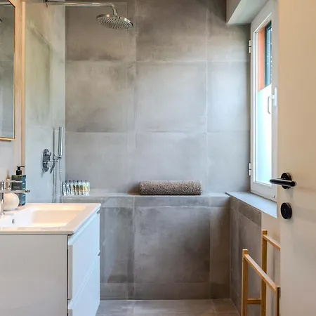 Semesterbostad Liiiving In - Foz Garden House *
